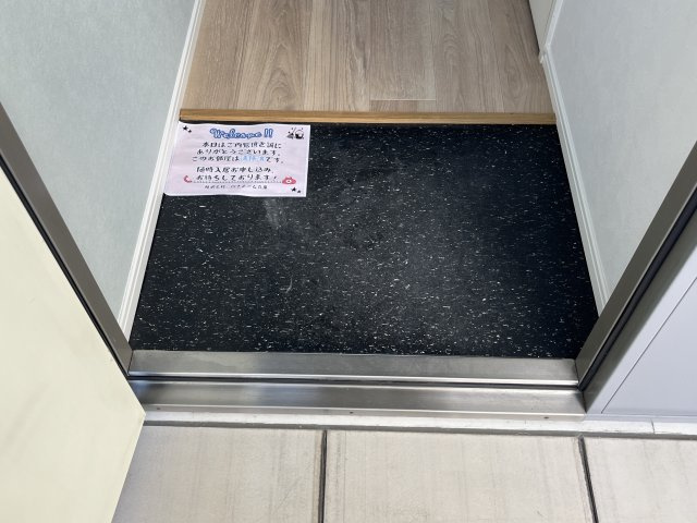 丸萬一番館の玄関
