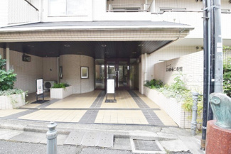 【エントランス】 | お客様を、そして住人を出迎えてくれるマンションのエントランス。ゴミが落ちていないことからも、管理状態の良さや住民の節度の高さが見て取れます。～即日のご見学可能～　お問合せはお気軽にどうぞ。
