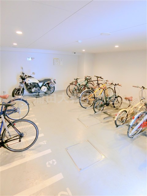 シーズクロノス蒲田のその他共用部分|屋根付きの駐輪場