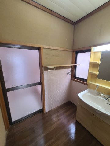 河内町一戸建の内装|広々脱衣場です