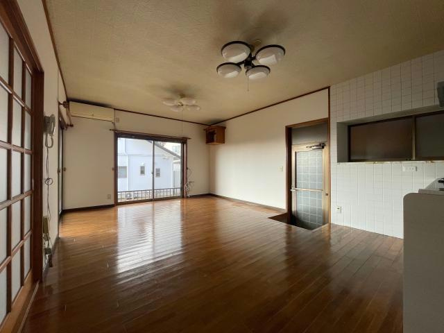 河内町一戸建の居間・リビング|勝手口の先には差し掛け倉庫あるので使い方はお好みで
