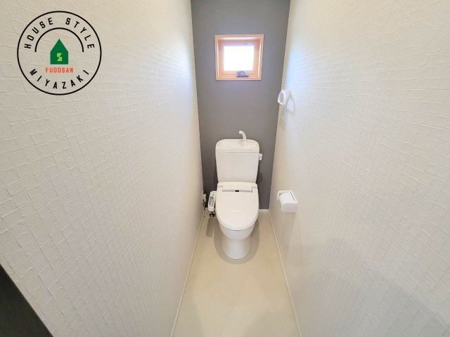 都城市一万城町モデル（1号棟）のトイレ|温水洗浄便座を完備しております。