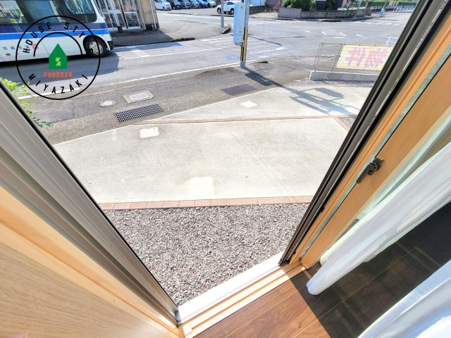 都城市一万城町モデル（1号棟）のバルコニー|風をしっかりと感じられるバルコニーでは、毎日が洗濯日和です。広々としているので洗濯も楽しくなるでしょうし、気分転換にバルコニーからの眺めを楽しむのもいいでしょう。