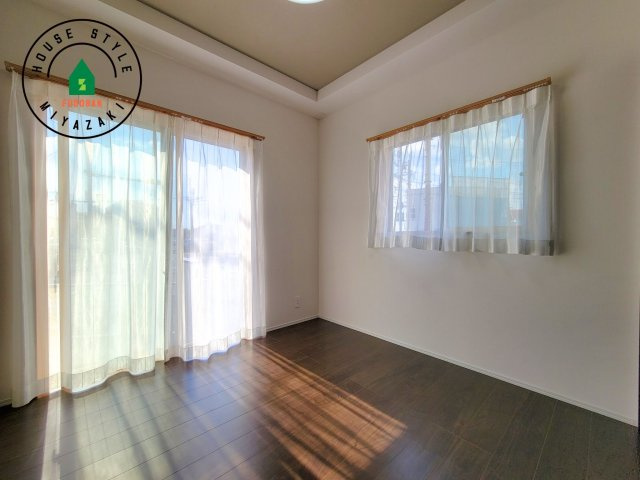 都城市一万城町モデル（1号棟）の洋室|採光良好な洋室は全居室、複層ガラスの遮熱効果と断熱効果で、一年中快適に過ごせます。