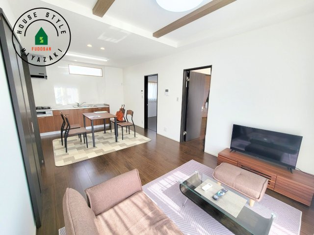 都城市一万城町モデル（1号棟）の居間・リビング|キッチンからリビングをしっかり確認できます。家族の笑顔があふれる空間になりそうですね。