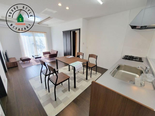 都城市一万城町モデル（1号棟）のダイニング|キッチンから立ち込める香りが今日の料理を期待させます。