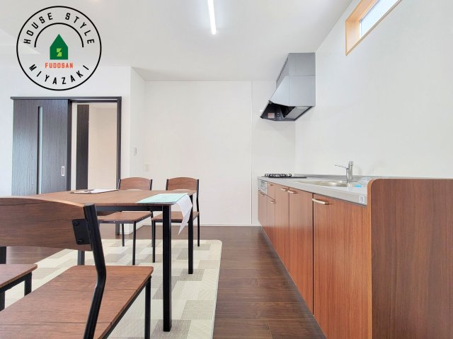 都城市一万城町モデル（1号棟）のキッチン|ダイニングテーブルへの配膳がラクラク、お料理はかどるカウンター付きシステムキッチン！