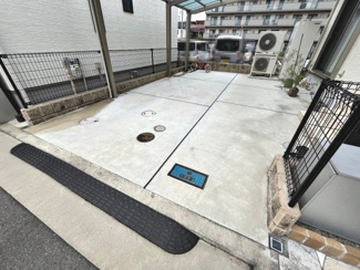 【駐車場】 | 曽根町２丁目　中古一戸建 | ゆとりある玄関です！玄関に手洗いがあるので、帰宅後すぐに手洗い出来て清潔です！