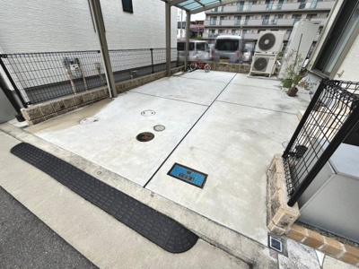 【駐車場】 | 曽根町２丁目　中古一戸建 | ゆとりある玄関です！玄関に手洗いがあるので、帰宅後すぐに手洗い出来て清潔です！