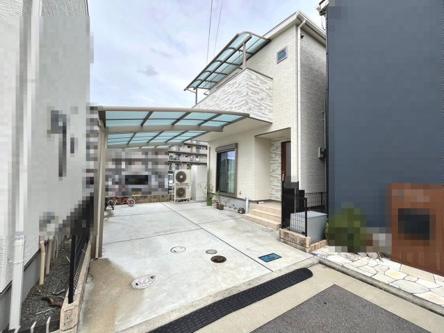 曽根町２丁目　中古一戸建の駐車場|カーポートが付いているので、雨の日も愛車が濡れにくくレしいですね！