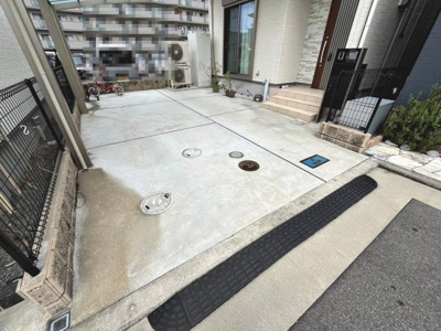 【駐車場】 | 曽根町２丁目　中古一戸建 | ファミリーマートまで約328ｍ！ちょっとしたお買い物に便利ですね♪