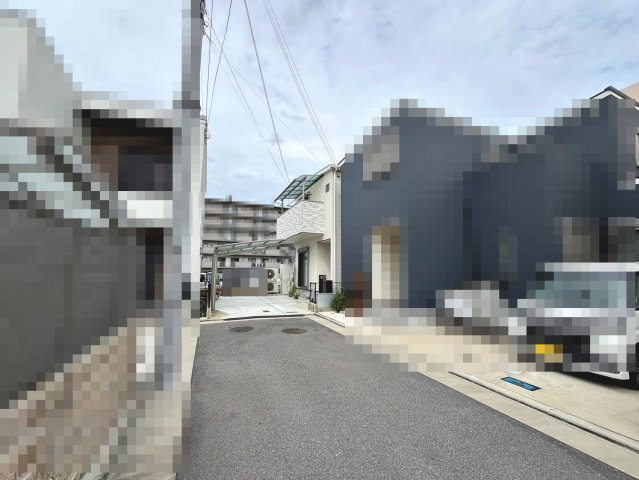 曽根町２丁目　中古一戸建の前面道路含む現地写真|前面道路約４．７ｍ！広々運転の苦手な方も安心です！