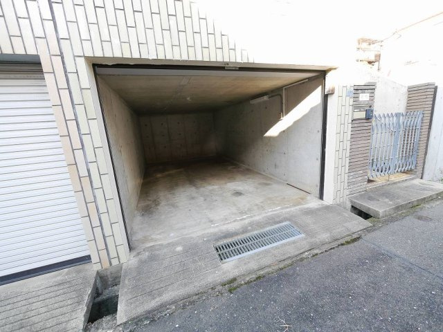 鈴蘭台北町5丁目戸建の駐車場