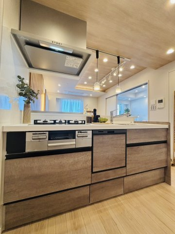 システムキッチン新規交換済み。食洗機、ディスポーザー、３口ガスコンロ・グリル付き