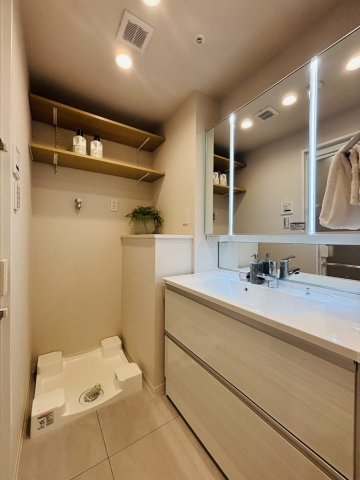 ３面鏡付き洗面台新規交換済み。カウンター部分にはコスメグッズ等沢山置けて、欲しいものがすぐ手に届く空間に。