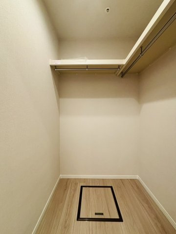 洋室約5.1帖のウォークインクローゼット。ハンガーパイプに、枕棚もあり、収納力の大きい空間です。