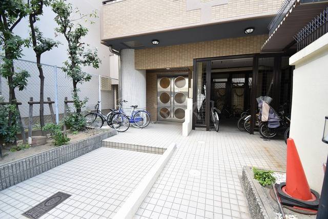 コスモリード大阪本町のエントランス