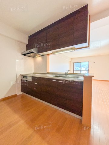 グラン・クリュ山川のキッチン|3口コンロ・グリル付きの使いやすいシステムキッチンです♪