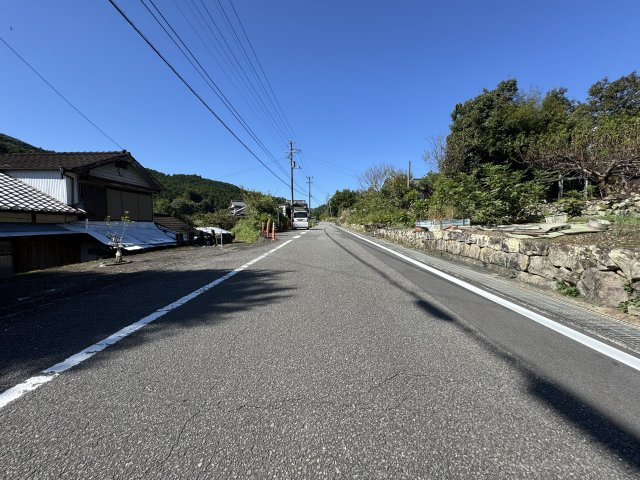 高岡郡佐川町加茂の前面道路含む現地写真|県道297号線です。東側から西向きを撮影。本物件は画像の左側です。