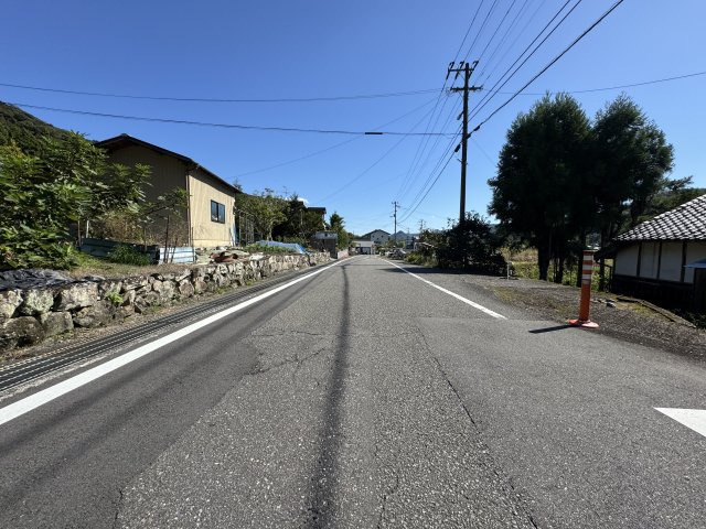 高岡郡佐川町加茂の前面道路含む現地写真|県道297号線です。西側から東向きを撮影。本物件は画像の右側です