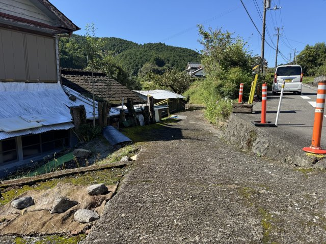 高岡郡佐川町加茂の前面道路含む現地写真|右の県道から入ったこの道沿いです。この道は地目が公衆用道路で所有者不詳で住民のみなさんが使用している道です。