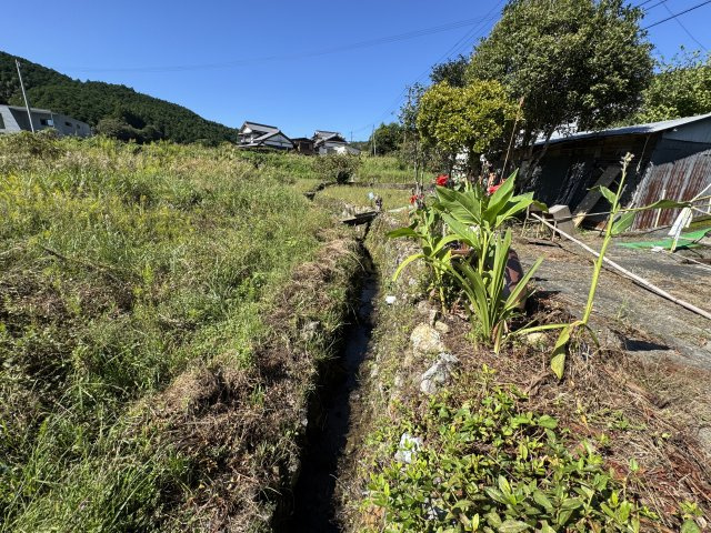 高岡郡佐川町加茂の周辺|敷地の南側には、小さな水路があります。