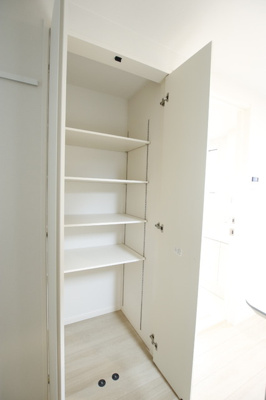 キッチン横　収納スペース