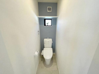 【その他】 | アクセントクロスがおしゃれな洋室トイレです。便器は”アクアセラミック”で汚れがつるんと落ち、簡単お手入れで新品のようなツルツル感が100年続きます。
