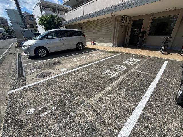 ウェリッジマンションの駐車場