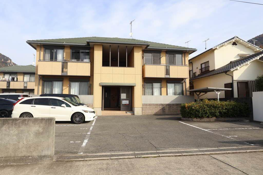 ハイツ向鶴F棟の駐車場