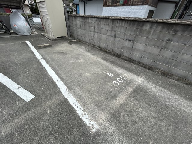 神戸市西区伊川谷町有瀬の賃貸マンションの駐車場