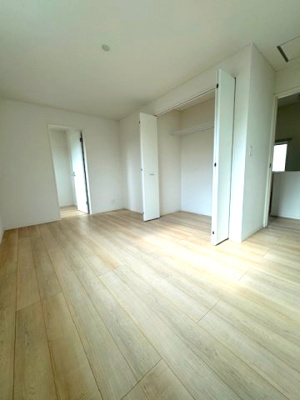 【洋室】 | 清水新地6丁目中古住宅 | 落ち着いた色調の洋室8帖です。奥にはワークスペース2帖があります