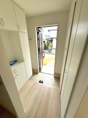 【玄関】 | 清水新地6丁目中古住宅 | 明るい玄関です