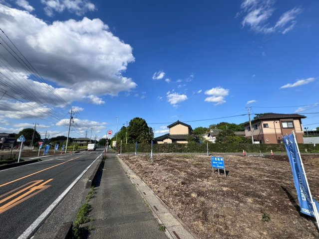 土地 狭山市柏原の前面道路含む現地写真|県道沿いの立地です