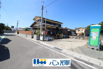 【前面道路含む現地写真】 | クレイドルガーデン宇部市小松原町第２（１号棟） | 現地(2024年10月11日撮影)
明るい日差しが差し込む現地。車もゆったり駐めることが出来ます。ぜひ現地をご覧下さい。
