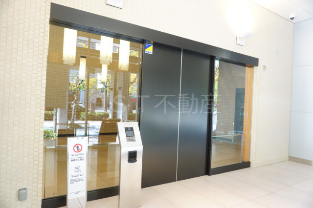 プレミストタワー大阪新町ローレルコートのエントランス