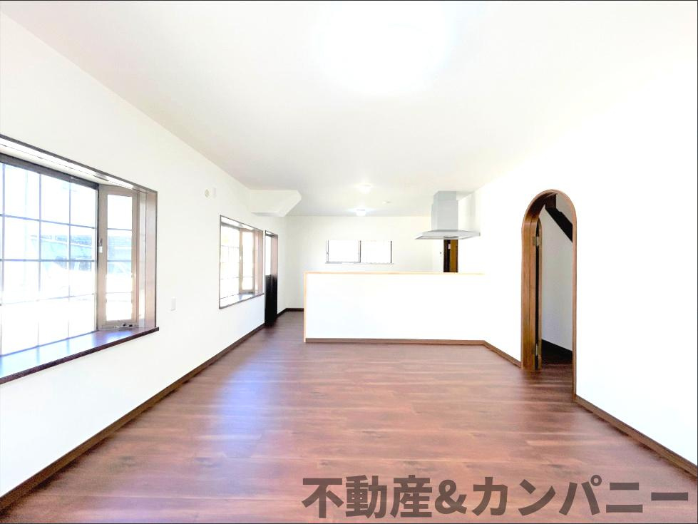 西長戸町中古戸建の居間・リビング|こちらのリビングで趣味の時間をお楽しみください