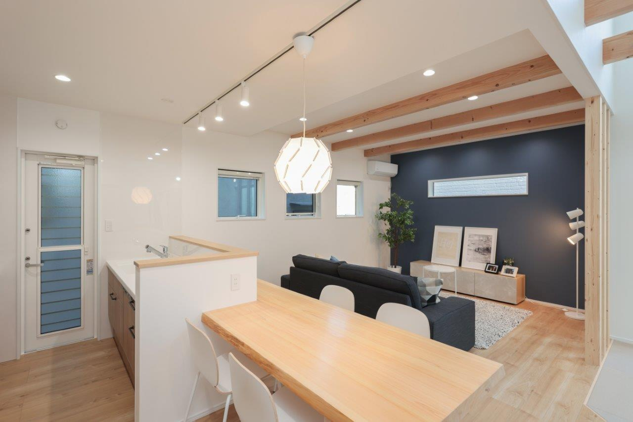 COLORSグリーンヒル　守山市赤野井町2区画のその他|～施工事例～　天然木ダイニングテーブル＆カウンター♪
