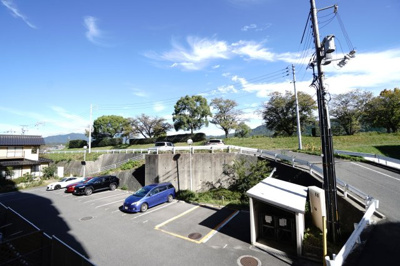 【展望】 | 【上質リノベ】ペルル東野 | 【四季を感じる】
四季の移ろい・爽やかな青空や風を感じられ
自然を愉しめるパノラマビュー。
毎日の暮らしに余裕を感じさせてくれる、
遮る物の無い開放的な眺望を是非、ご堪能ください。