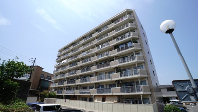 【外観】 | 【上質リノベ】ペルル東野 | 【耐震性】
耐震性の高さを判断するポイントは、
建築確認申請日が1981年6月1日以降の
新耐震基準に適合しているかどうか。
震度６程度の大地震でも
建物が崩壊しないレベルが基準になりました。