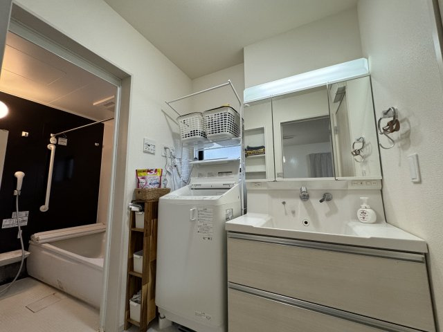 ‐三丁目不動産-　寄居町赤浜の独立洗面台