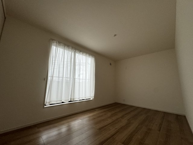 ‐三丁目不動産-　寄居町赤浜の洋室