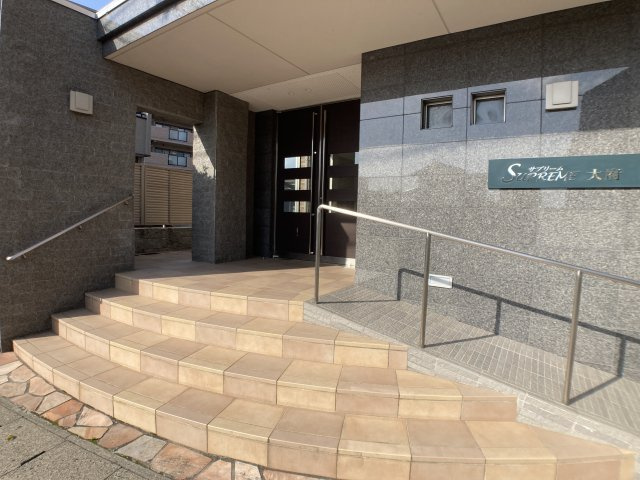 サプリーム大府のエントランス