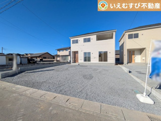 【駐車場】 | 2台駐車可能なスペース完備
しっかり舗装してある駐車スペースで天気が悪く足元が悪い日でも乗り降りしやすい♪