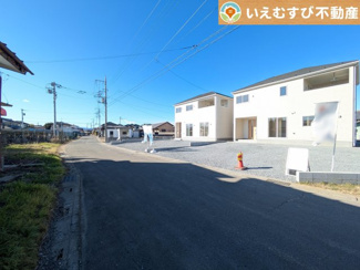 【前面道路含む現地写真】 | 充分な広さの前面道路
間口が広くお車の出し入れも問題なく行えるスペースが確保されています♪