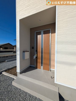 【エントランス】 | 落ち着いた色づかいのエントランス
駐車場からアクセスの良いエントランス。雨の日や荷物が多くても安心の動線♪