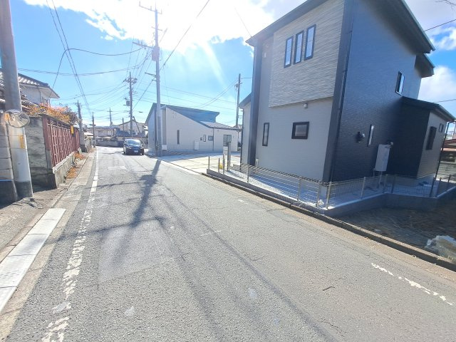 新築　桐生市堤町１丁目　Blooming　Garden　１号棟の前面道路含む現地写真|現地写真　西側接道幅員約4.4ｍ　東側接道幅員約5ｍ		