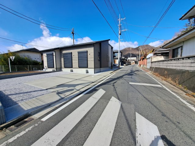 新築　桐生市堤町１丁目　Blooming　Garden　2号棟の前面道路含む現地写真|現地写真　西側接道幅員約4.4ｍ　東側接道幅員約5ｍ	　南側接道幅員約7.4ｍ	