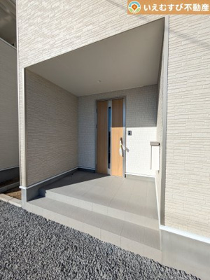 【エントランス】 | Cradle garden　美里町古郡第2 | 落ち着いた色づかいのエントランス
駐車場からアクセスの良いエントランス。雨の日や荷物が多くても安心の動線♪