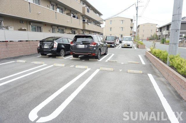 合志市須屋のアパートの駐車場